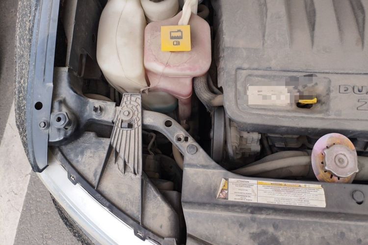 Used Jeep Compass 2011 2.4L four-wheel-drive sport version Engine Bay Right