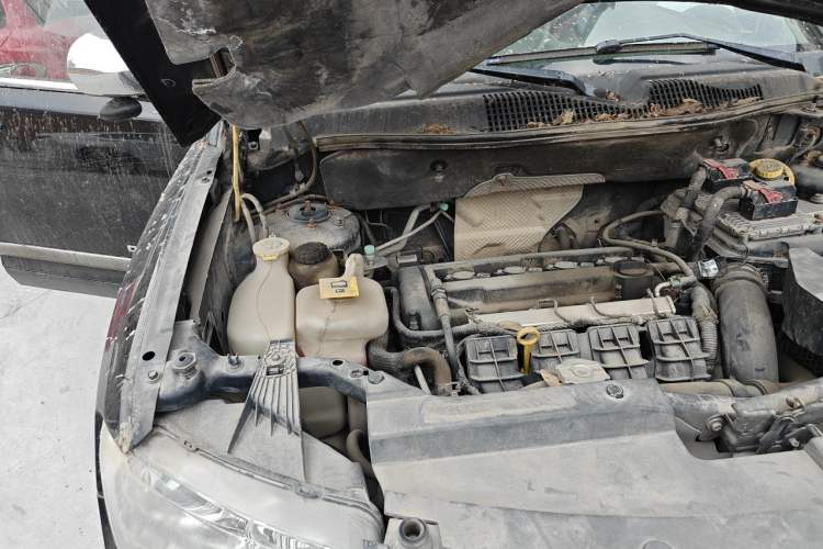 Used Jeep Compass 2011 2.4L four-wheel drive Comfort version Engine Bay Right