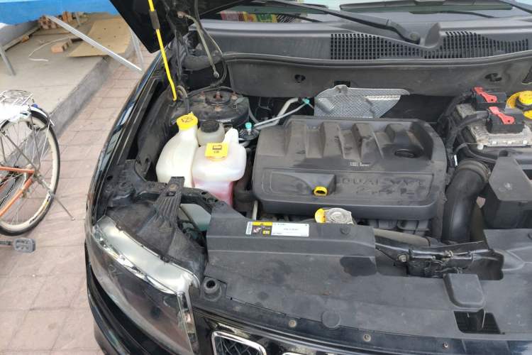 Used Jeep Compass 2011 2.4L four-wheel drive Comfort version Engine Bay Right