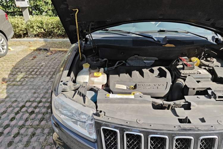 Used Jeep Compass 2011 2.4L four-wheel-drive sport version Engine Bay Right