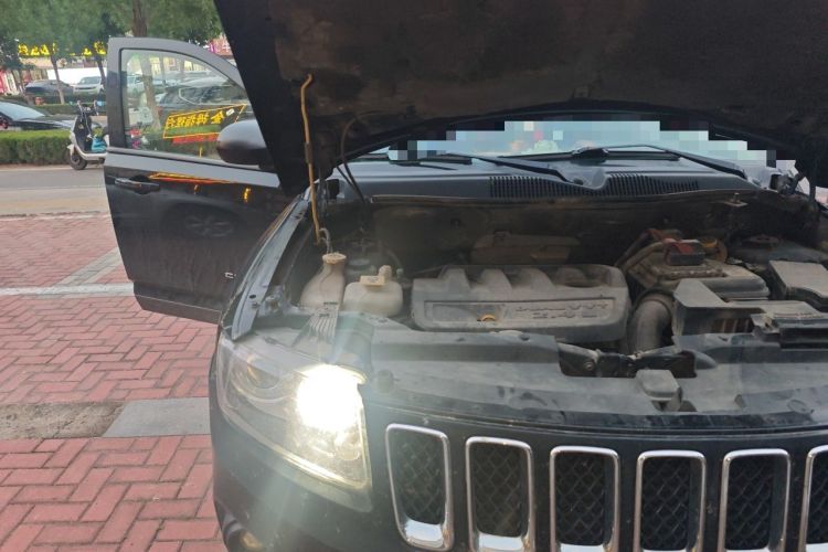 Used Jeep Compass 2011 2.4L four-wheel drive Comfort version Engine Bay Right
