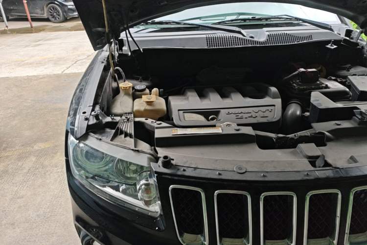 Used Jeep Compass 2011 2.4L four-wheel-drive sport version Engine Bay Right