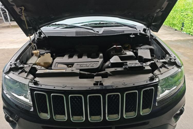 Used Jeep Compass 2011 2.4L four-wheel-drive sport version Engine Bay