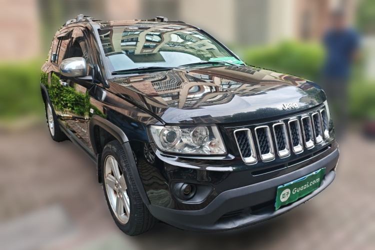 Used Jeep Compass 2011 2.4L four-wheel drive luxury version Front Right 45 Deg