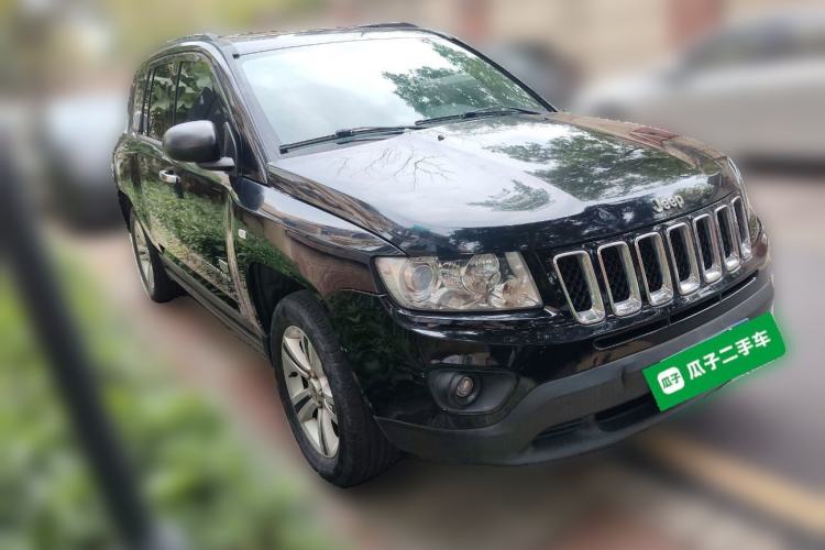 Used Jeep Compass 2011 2.0L two-wheel drive sport version Front Right 45 Deg