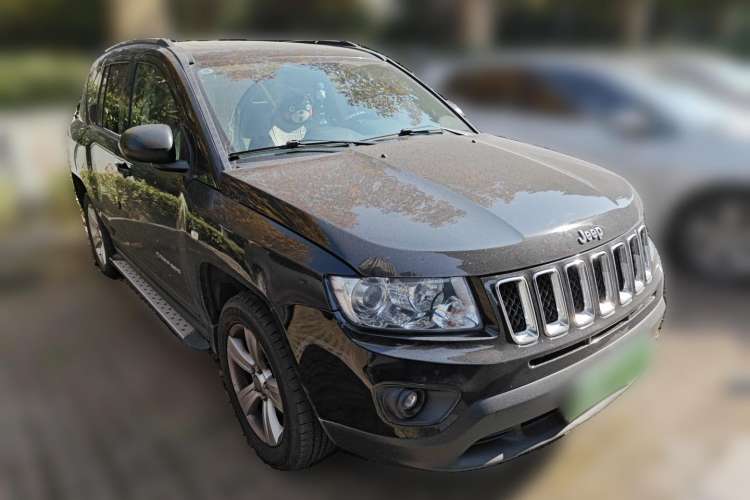 Used Jeep Compass 2011 2.4L four-wheel-drive sport version Front Right 45 Deg