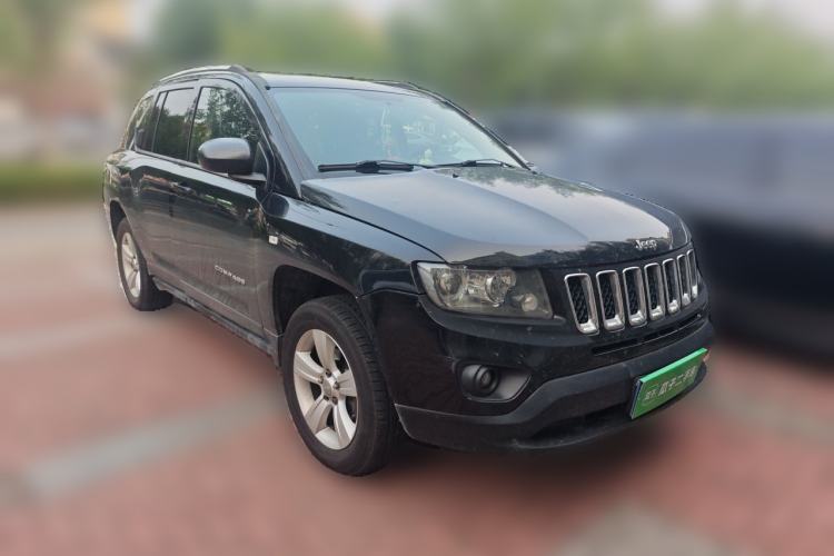 Used Jeep Compass 2011 2.4L four-wheel drive Comfort version Front Right 45 Deg