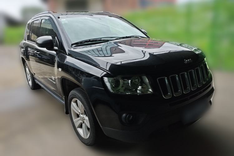 Used Jeep Compass 2011 2.4L four-wheel-drive sport version Front Right 45 Deg