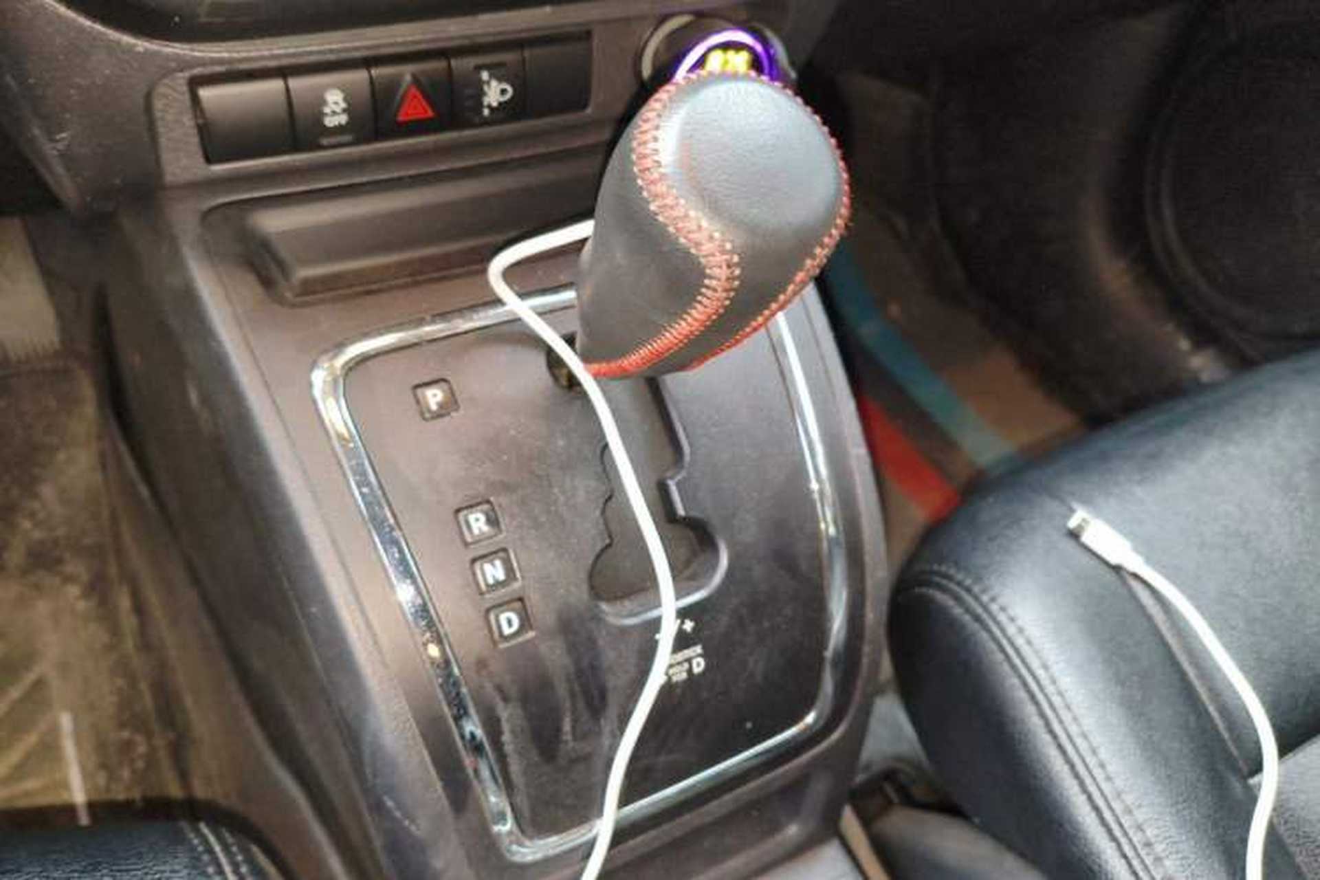 Used Jeep Compass 2011 2.4L four-wheel-drive sport version Gear Lever