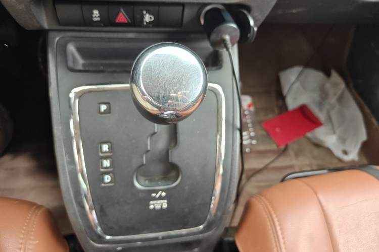 Used Jeep Compass 2011 2.4L four-wheel drive Comfort version Gear Lever