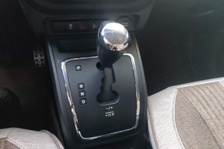 Used Jeep Compass 2011 2.4L four-wheel drive Comfort version Gear Lever