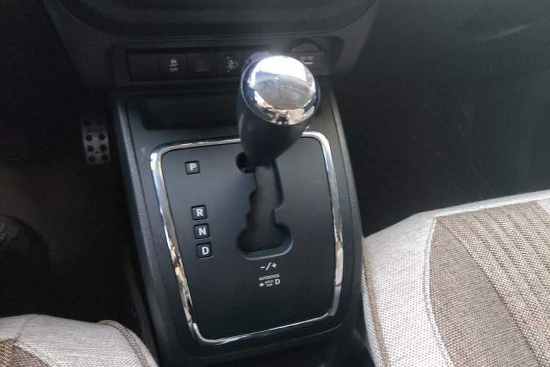 Used Jeep Compass 2011 2.4L four-wheel drive Comfort version Gear Lever