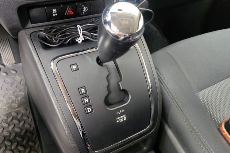 Used Jeep Compass 2011 2.0L two-wheel drive sport version Gear Lever