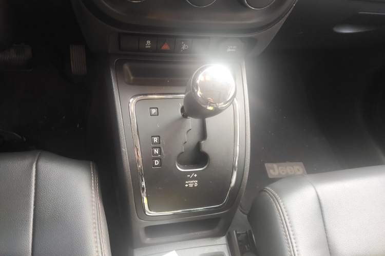 Used Jeep Compass 2011 2.4L four-wheel-drive sport version Gear Lever