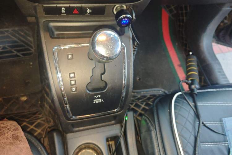 Used Jeep Compass 2011 2.4L four-wheel drive Comfort version Gear Lever