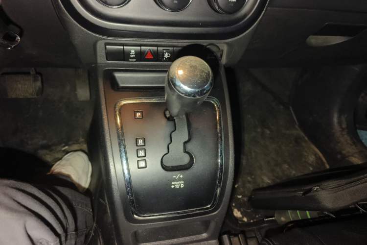 Used Jeep Compass 2011 2.0L two-wheel drive sport version Gear Lever