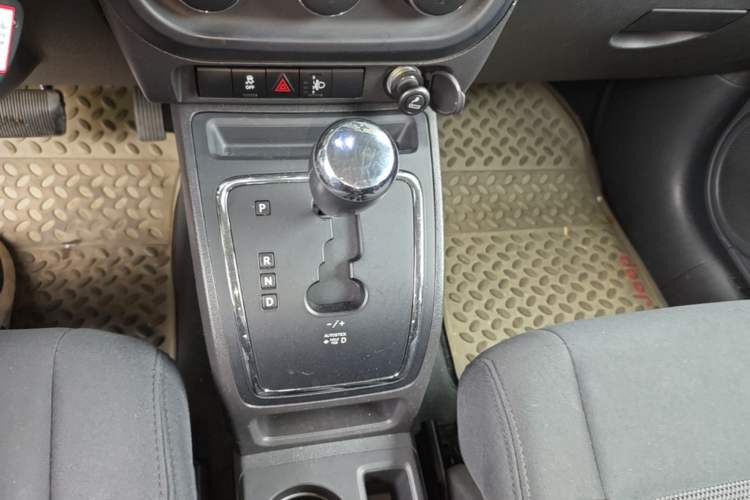 Used Jeep Compass 2011 2.4L four-wheel-drive sport version Gear Lever