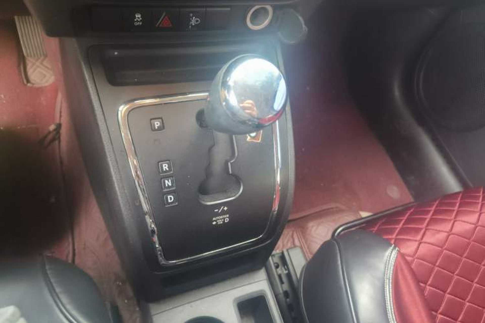 Used Jeep Compass 2011 2.4L four-wheel drive Comfort version Gear Lever