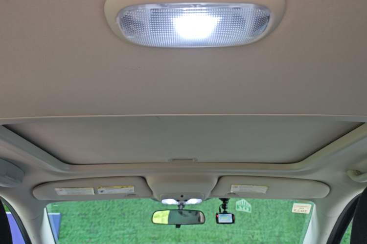 Used Jeep Compass 2011 2.4L four-wheel-drive sport version Headliner