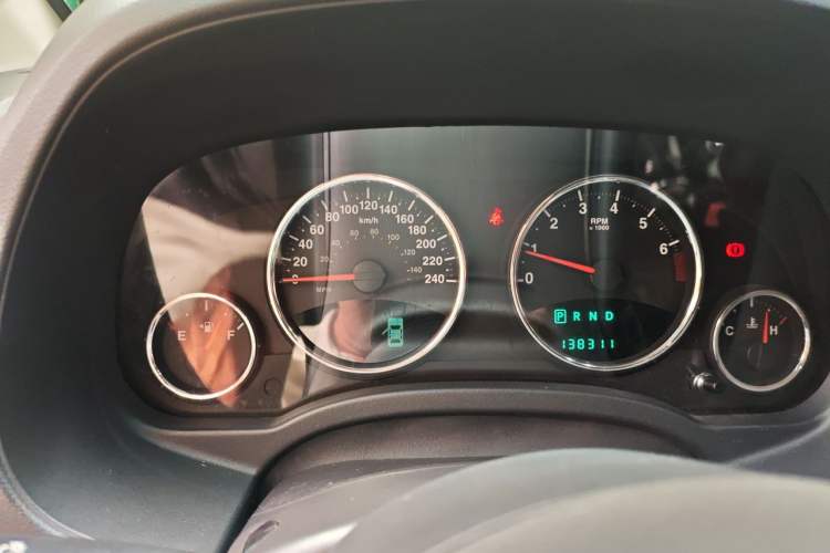 Used Jeep Compass 2011 2.4L four-wheel drive luxury version Instrument Cluster