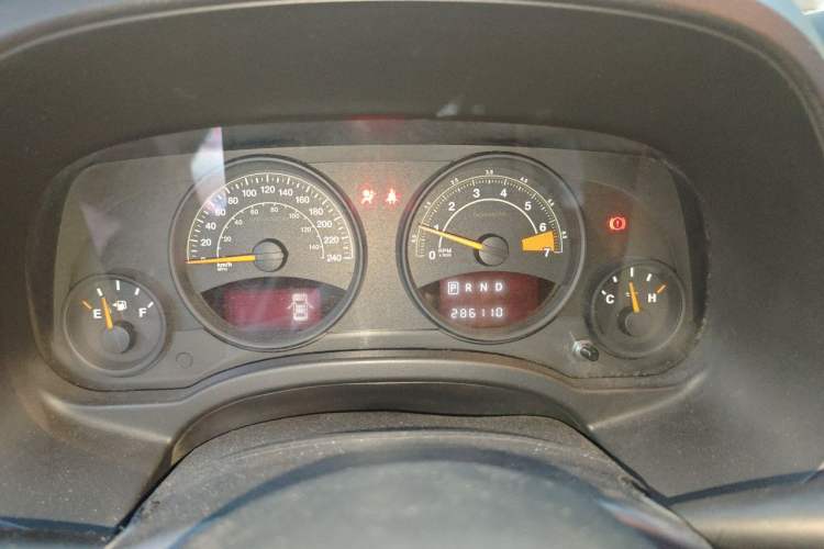 Used Jeep Compass 2011 2.4L four-wheel drive Comfort version Instrument Cluster
