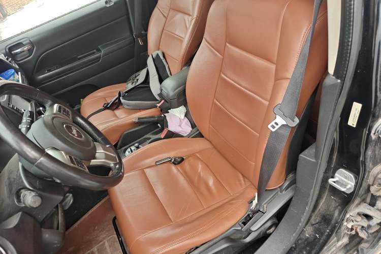 Used Jeep Compass 2011 2.4L four-wheel drive Comfort version Left Front Seat