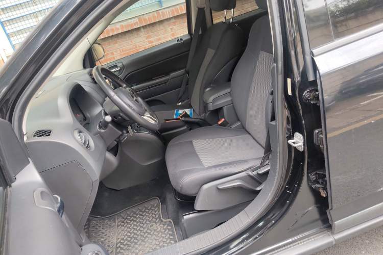 Used Jeep Compass 2011 2.0L two-wheel drive sport version Left Front Seat