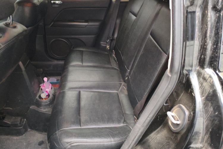 Used Jeep Compass 2011 2.4L four-wheel-drive sport version Left Rear Seat