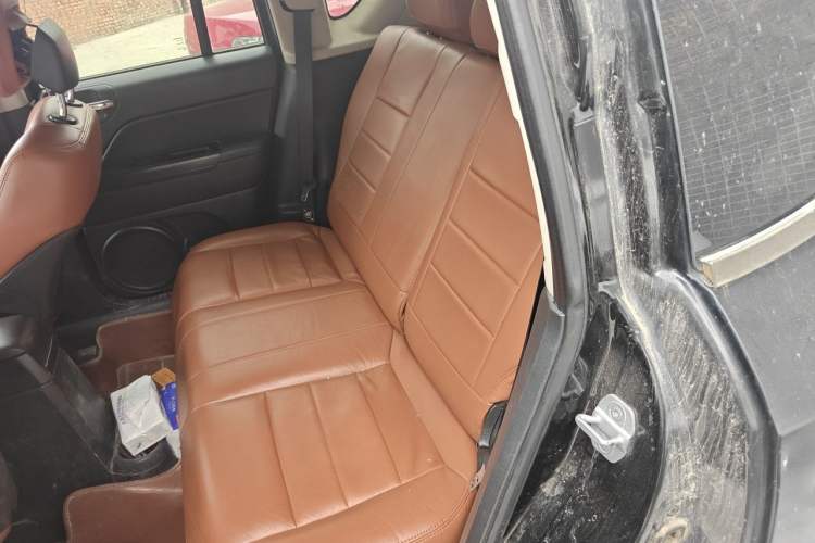 Used Jeep Compass 2011 2.4L four-wheel drive Comfort version Left Rear Seat