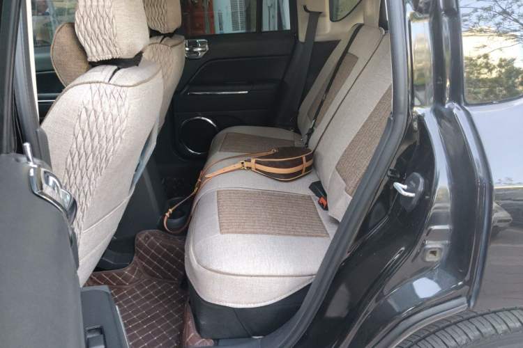 Used Jeep Compass 2011 2.4L four-wheel drive Comfort version Left Rear Seat
