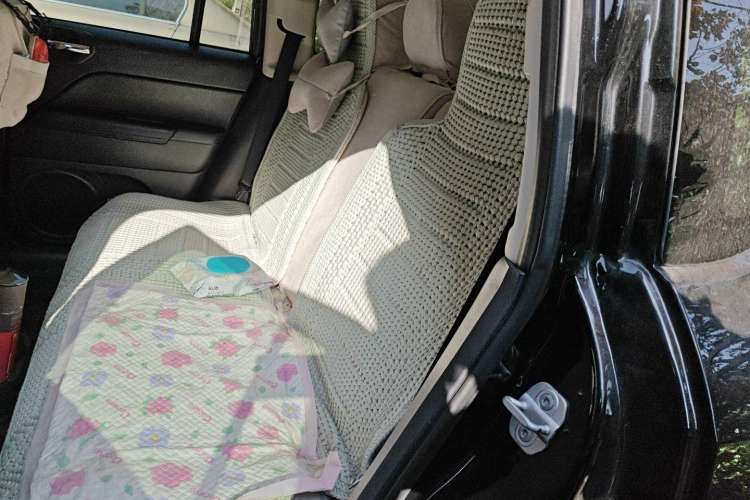 Used Jeep Compass 2011 2.4L four-wheel-drive sport version Left Rear Seat