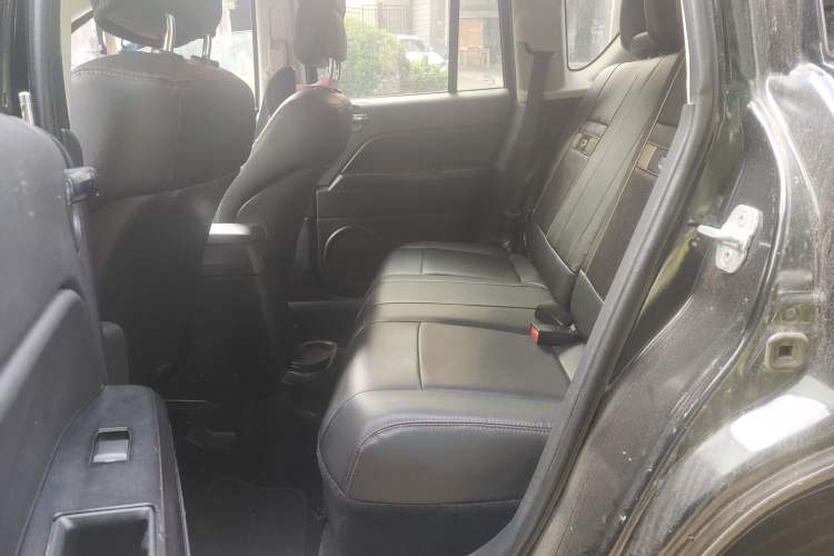 Used Jeep Compass 2011 2.4L four-wheel-drive sport version Left Rear Seat