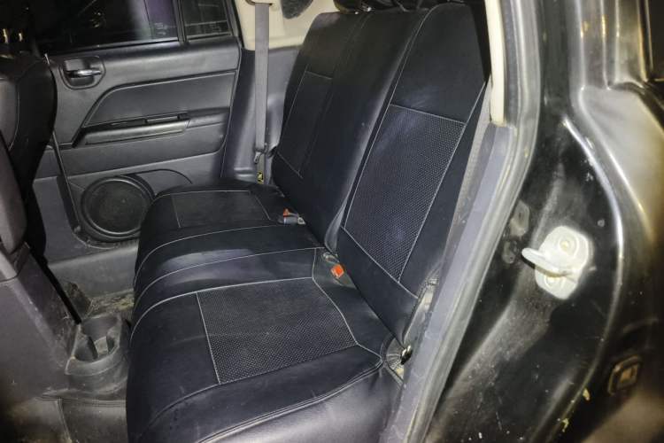 Used Jeep Compass 2011 2.0L two-wheel drive sport version Left Rear Seat