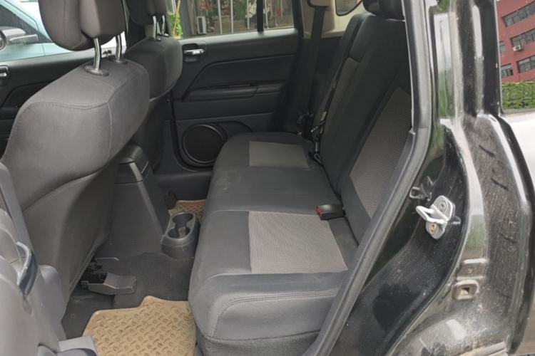 Used Jeep Compass 2011 2.4L four-wheel-drive sport version Left Rear Seat