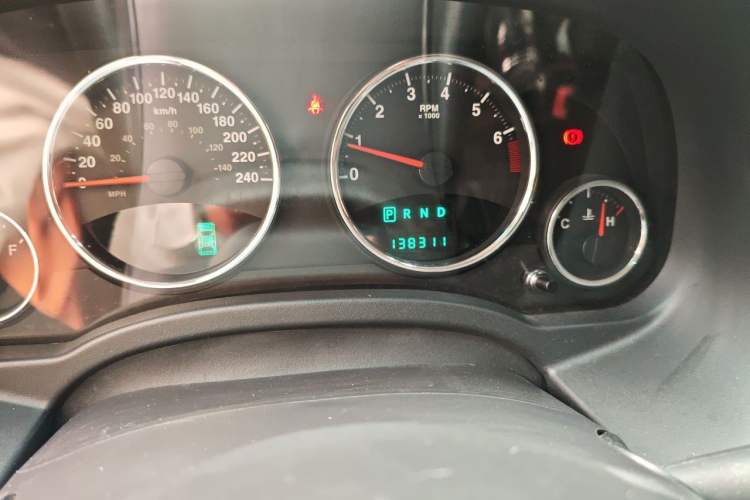 Used Jeep Compass 2011 2.4L four-wheel drive luxury version Odometer Close Up