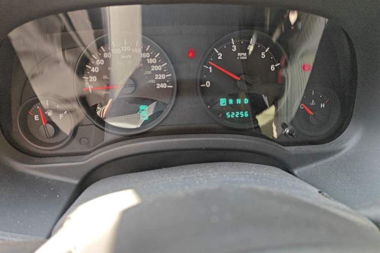 Used Jeep Compass 2011 2.4L four-wheel-drive sport version Odometer Close Up