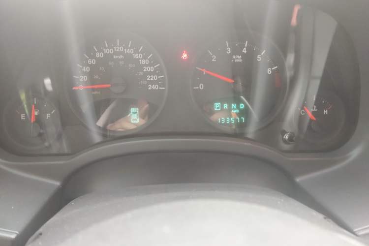 Used Jeep Compass 2011 2.4L four-wheel-drive sport version Odometer Close Up