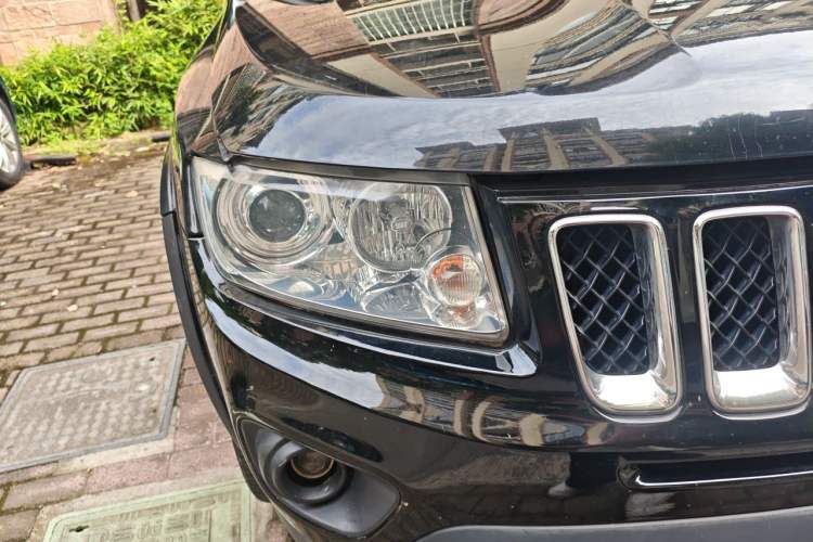 Used Jeep Compass 2011 2.4L four-wheel drive luxury version Right Front Headlight
