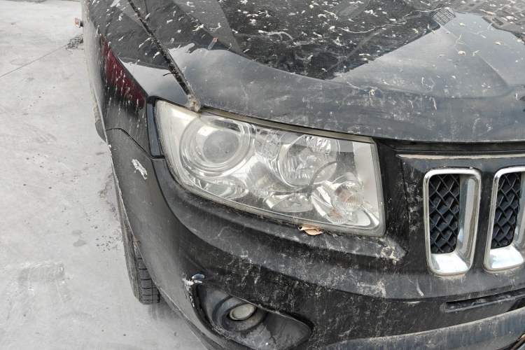 Used Jeep Compass 2011 2.4L four-wheel drive Comfort version Right Front Headlight