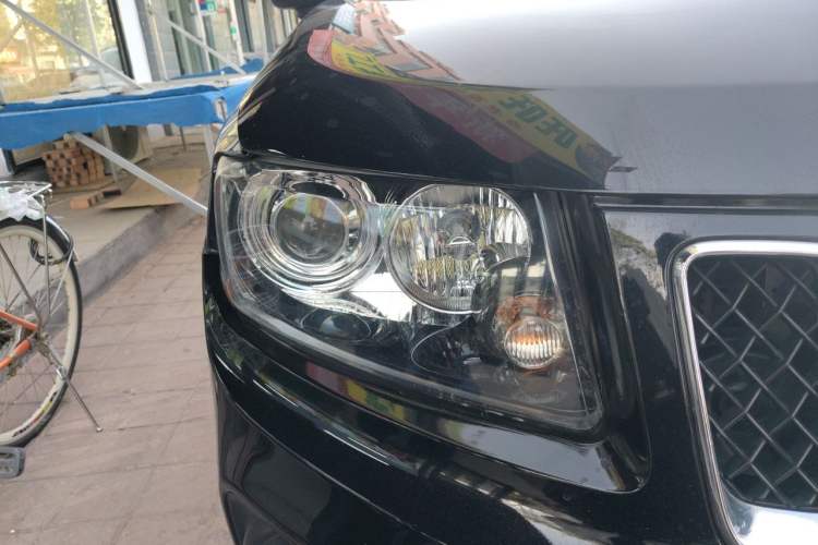 Used Jeep Compass 2011 2.4L four-wheel drive Comfort version Right Front Headlight