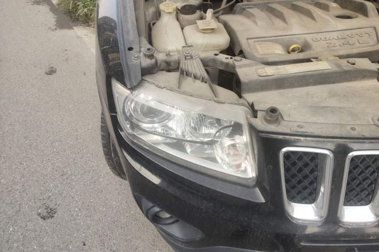Used Jeep Compass 2011 2.4L four-wheel-drive sport version Right Front Headlight