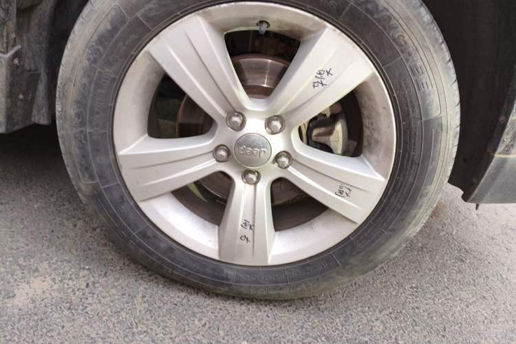 Used Jeep Compass 2011 2.4L four-wheel-drive sport version Right Front Wheel Hub