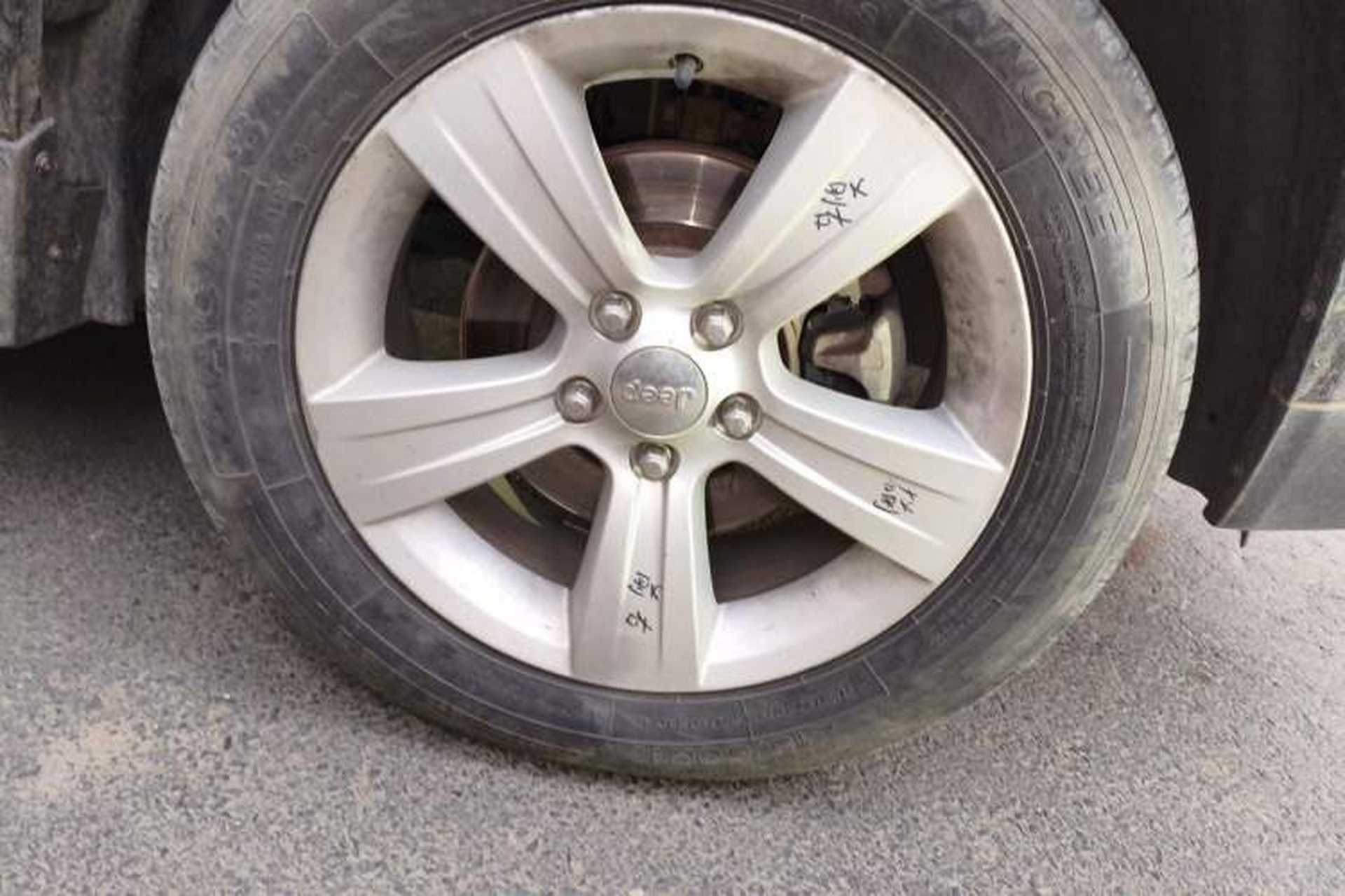 Used Jeep Compass 2011 2.4L four-wheel-drive sport version Right Front Wheel Hub