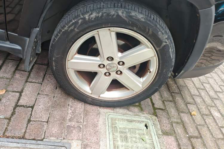 Used Jeep Compass 2011 2.4L four-wheel drive luxury version Right Front Wheel Hub