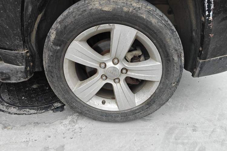 Used Jeep Compass 2011 2.4L four-wheel drive Comfort version Right Front Wheel Hub