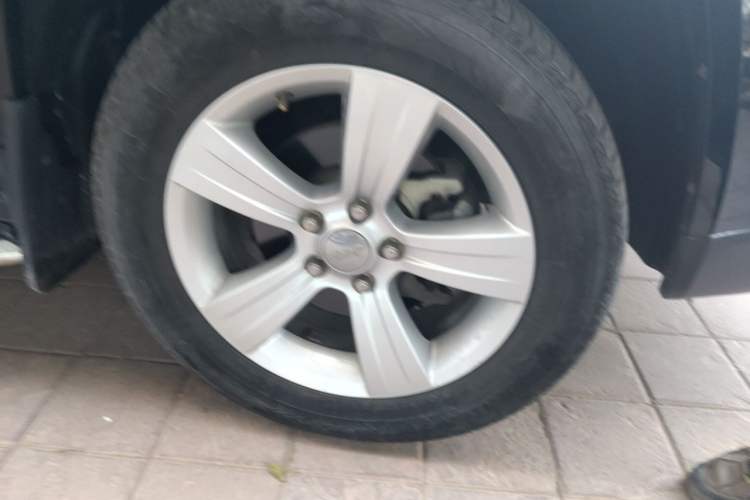 Used Jeep Compass 2011 2.4L four-wheel drive Comfort version Right Front Wheel Hub