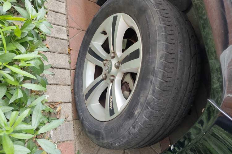 Used Jeep Compass 2011 2.0L two-wheel drive sport version Right Front Wheel Hub