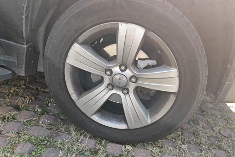 Used Jeep Compass 2011 2.4L four-wheel-drive sport version Right Front Wheel Hub