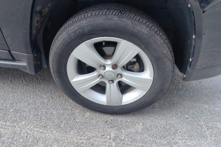 Used Jeep Compass 2011 2.0L two-wheel drive sport version Right Front Wheel Hub