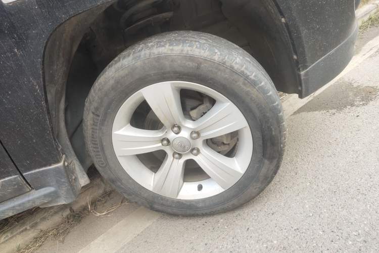 Used Jeep Compass 2011 2.4L four-wheel-drive sport version Right Front Wheel Hub